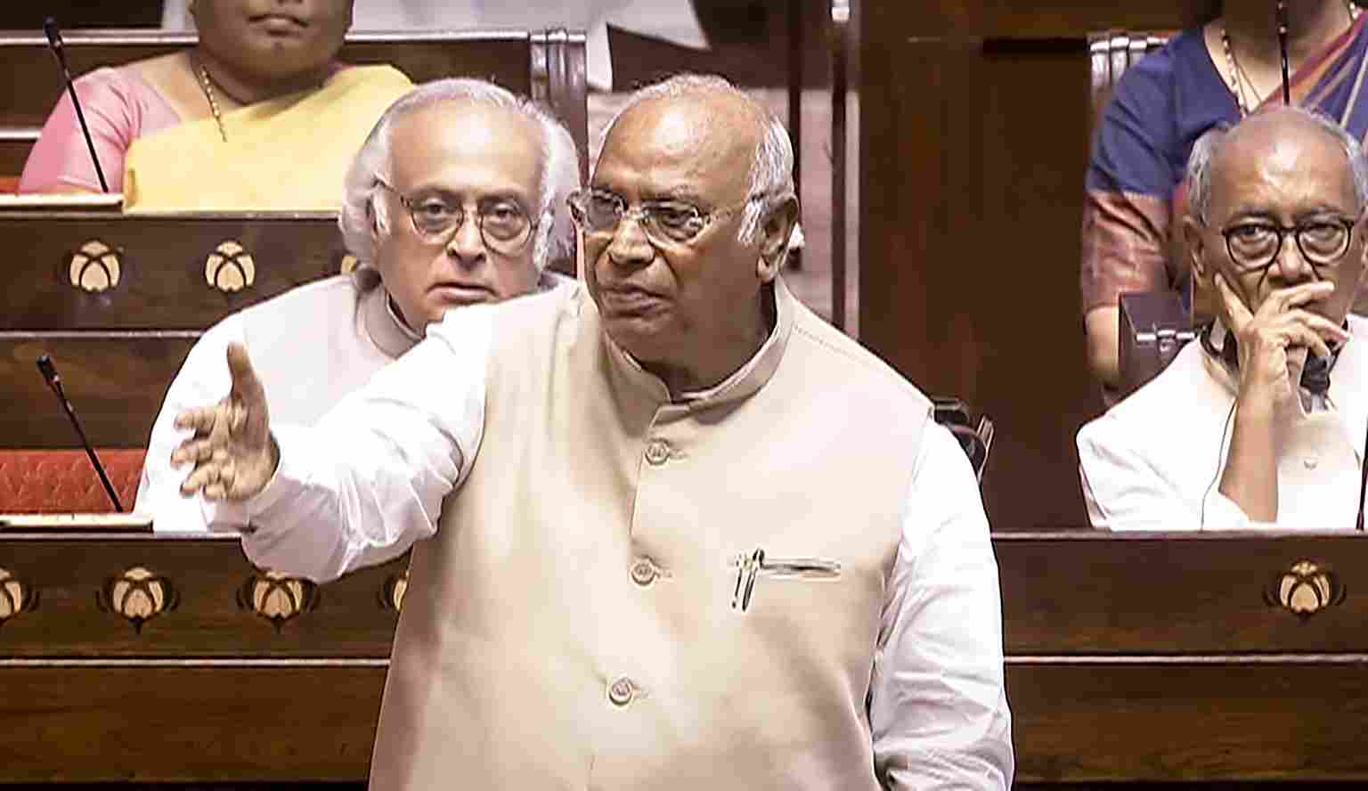 विपक्ष अपने लक्ष्य से नहीं हट रहा, शुरुआत से अपनी मांगों पर कायम : खरगे