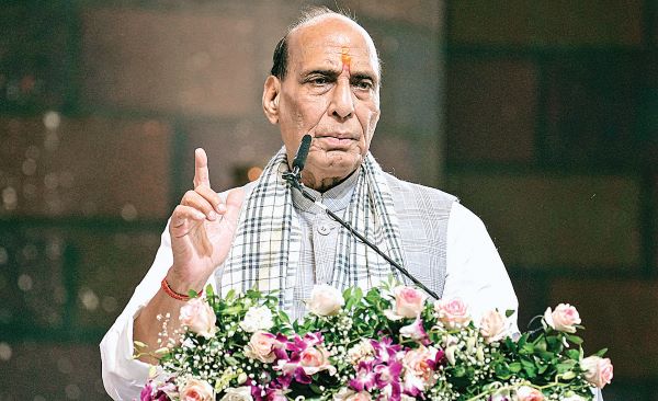भारत विरोधी ताकतों के हाथों में 'खेलते' नजर आ रहे कांग्रेस और उसके सहयोगी : राजनाथ