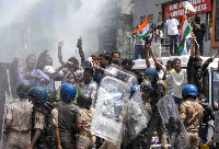 बिहार: मुख्यमंत्री आवास घेराव की कोशिश में छात्रों ने बैरिकेड तोड़े, पुलिस ने छोड़ी पानी की बौछार
