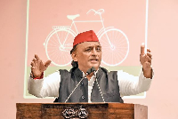 भाजपा सरकार में परियोजनाएं पूरी होने से पहले ही टूटने लगती हैं : अखिलेश