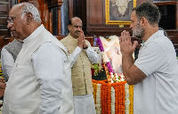 खरगे, राहुल ने बापू और शास्त्री को दी श्रद्धांजलि