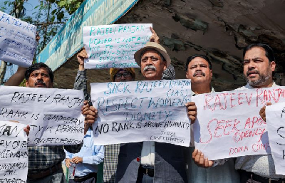 जम्मू-कश्मीर महिला कांग्रेस कार्यकर्ताओं का आईएएस अधिकारी के खिलाफ प्रदर्शन